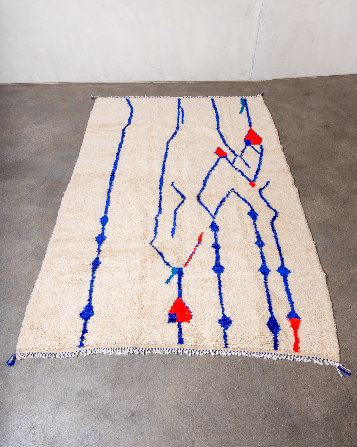 Modern designer handcrafted Berber rug from Morocco. Azilal rug with beautiful colours and patterns. Made of sheep’s wool and colourful cotton.